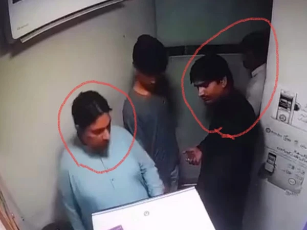 کراچی؛ نوسربازوں نے نوجوان کا اے ٹی ایم کارڈ قبضے میں لیکر 9 لاکھ روپے سے محروم کر دیا 95 021774028453 0