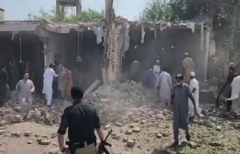 کوہاٹ پولیس لائنز میں دھماکا، 5 پولیس اہلکاروں سمیت 16 افراد شہید