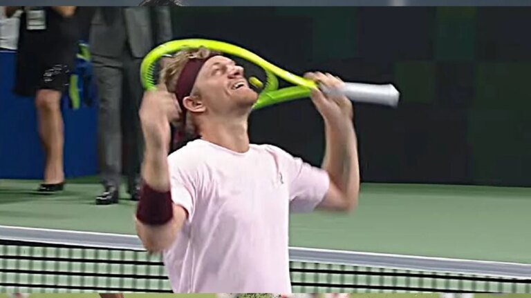 Zverev stunned by Davidovich Fokina in Shanghai semi-finals