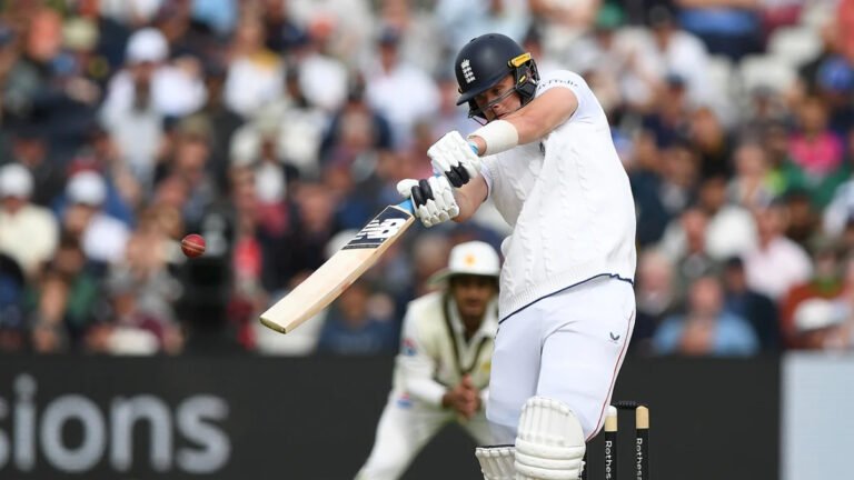 England turn screw in 3rd Test against Pakistan
