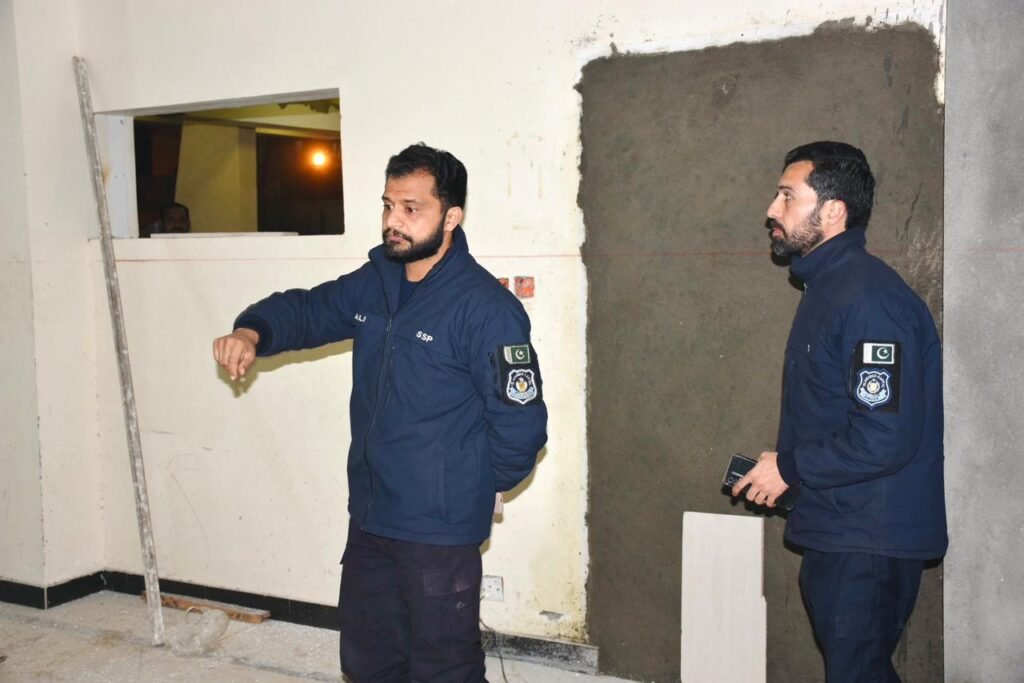 ایس ایس پی آپریشنز اسلام آباد قاضی علی رضا نے ایس پی سیکیورٹی آپریشنز کے ہمراہ تھانہ شالیمار اور ڈولفن ہیڈکوارٹرز کا دورہ کیا 2 1000455023