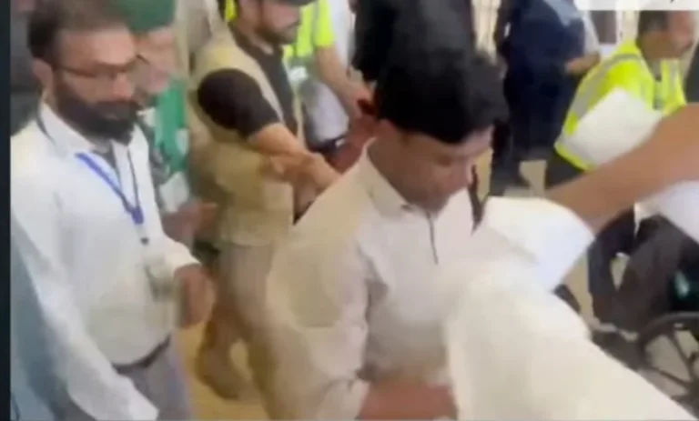 شہید اہلکاروں کے ورثا حکومت پر برس پڑے، بازیابی کے لیے تعاون نہ کرنے کا الزام