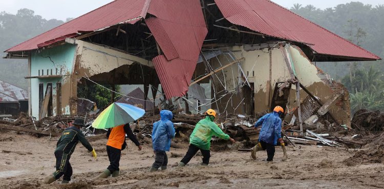 Death toll from Indonesia floods and landslides passes 700 