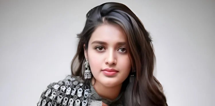 Nidhi Agarwal mobbed at Lulu Mall event by massive crowd