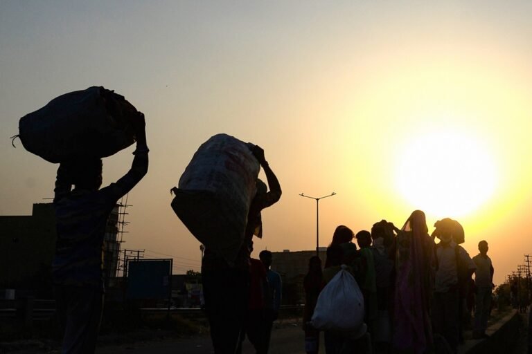 مزدور گاؤں لوٹنے کو مجبور، مشکل میں سورت کی کپڑا ملیں 65 1774115688 Corona Lockdown Migrant Workers PTI 8