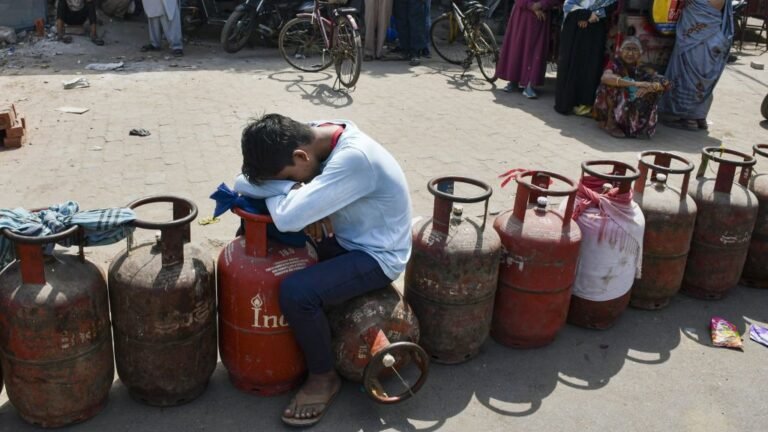 پڑھائی چھوڑ کر گھر لوٹنے کو مجبور ہو رہے ہیں طلبہ
