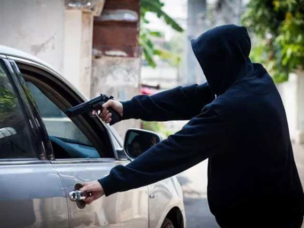 کراچی میں گورنر کے پی ایڈوائزر سے گاڑی چھن گئی، 9 ماہ میں 1600 سے زائد گاڑیاں چھنی یا چوری ہوئیں
