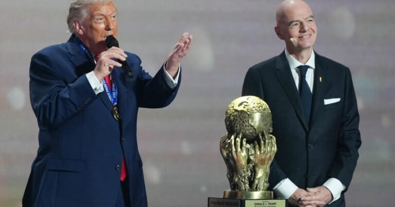 صدر ٹرمپ نے فٹ بال کی عالمی تنظیم کا متنازع ’فیفا امن انعام‘ حاصل کر لیا 30 390490 1774502513