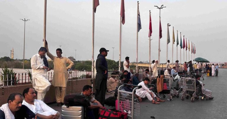 مسافروں کی آف لوڈنگ کی شکایات، وزیر اعظم کا کمیٹی بنانے کا اعلان