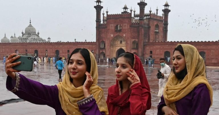 2025 میں خواتین کے موبائل انٹرنیٹ کے استعمال میں ریکارڈ اضافہ: پی ٹی اے