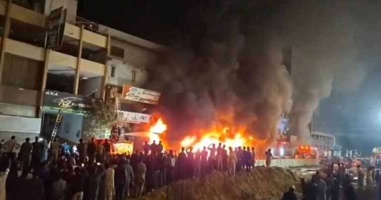 کراچی کے پلازہ میں آگ لگنے سے متعدد افراد زخمی، امدادی کارروائی جاری: ریسکیو حکام