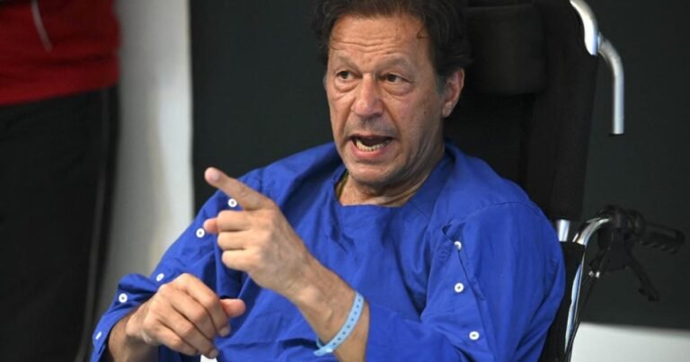 عمران خان کا ’طبی بنیادوں‘ پر رہائی کے لیے عدالت سے رجوع، بیٹوں سے فون پر بات