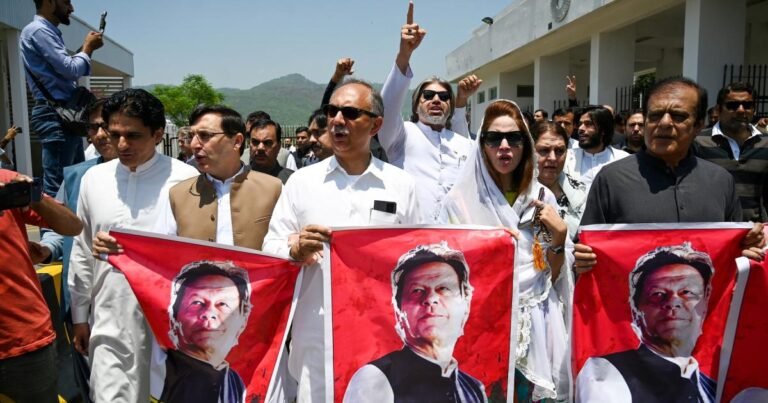 مذاکرات یا مزاحمت: پی ٹی آئی رہنماؤں کے اختلافات ختم کر کے متحد ہو پائے گی؟