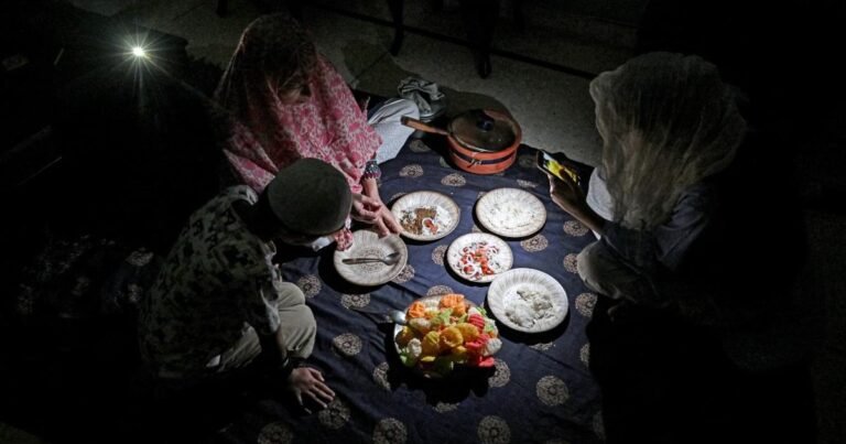 10، 10 گھنٹے لوڈ شیڈنگ: کیا وجہ پن بجلی کی پیدوار میں کمی ہے؟