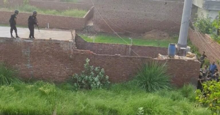 تین پولیس اہلکاروں کو قتل کرنے والے ملزم باپ بیٹا جوابی فائرنگ میں مارے گئے: لاہور پولیس