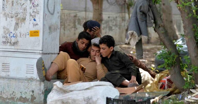 کم عمر بچوں کے سوشل میڈیا اکاؤنٹس پر پابندی کے لیے عدالت میں درخواست