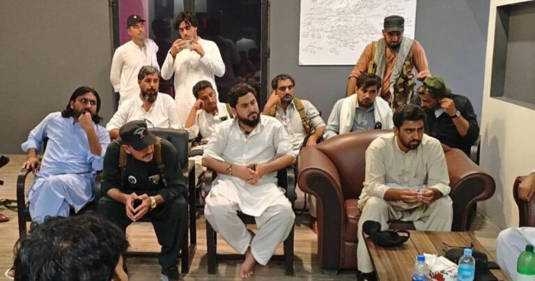 لکی مروت: پولیس امن کمیٹیوں کے اہلکار آپریشن کے دوران وردی کیوں نہیں پہننا چاہتے؟