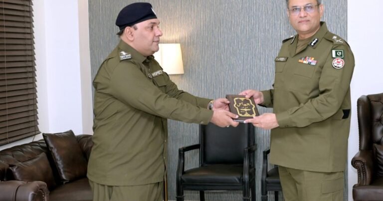 تھانے سے مشاعروں تک: لاہور کے پولیس افسر کی شاعری کے چرچے