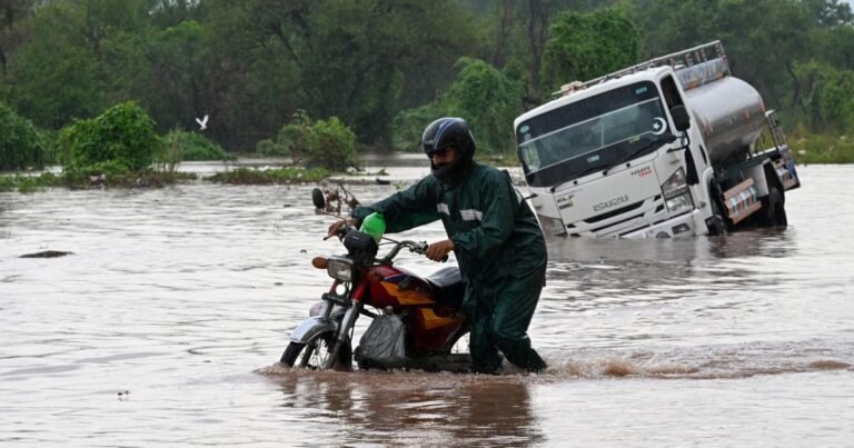 شدید بارشوں سے انڈیا میں 62 افراد جان سے گئے، پاکستان کی جانب پروازیں ڈائیورٹ
