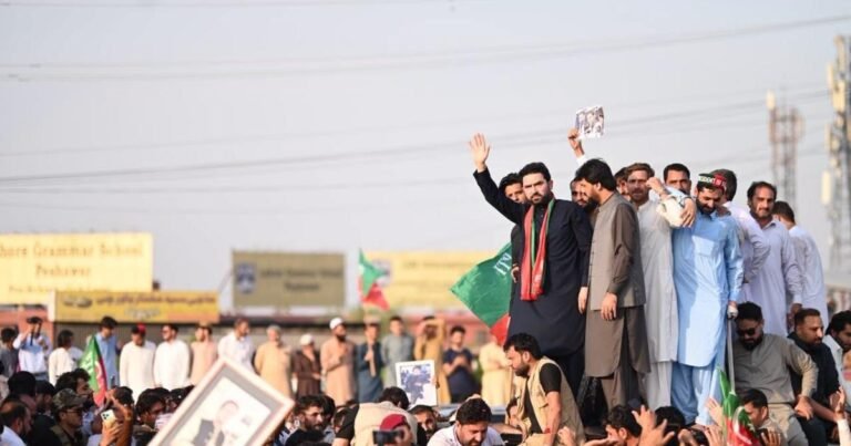 حکومت سے مذاکرات میں ’ڈیڈلاک‘: پی ٹی آئی لانگ مارچ کا پہلا مرحلہ آج شروع ہوگا