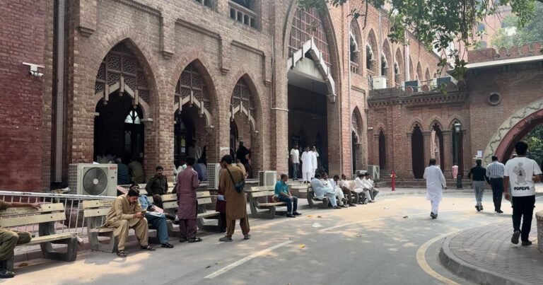 پنجاب کی عدالتوں میں ویڈیوز اور تصاویر بنانے پر دوبارہ پابندی کا حکم کیوں دینا پڑا؟