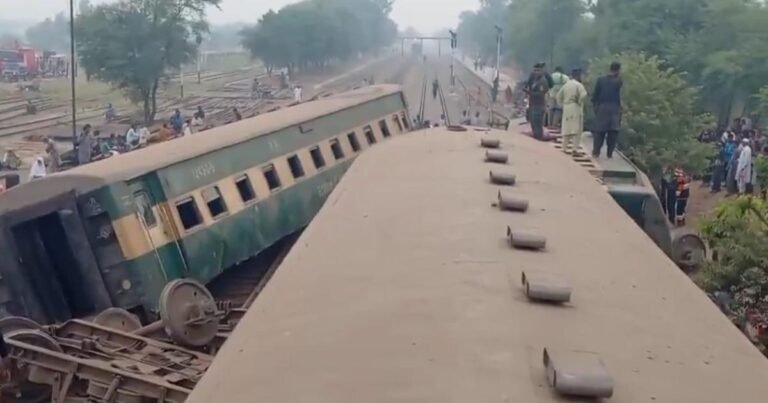 ملتان: رحمان بابا ایکپریس کی بوگیاں پٹری سے اترنے کے واقعے میں اموات کا خدشہ