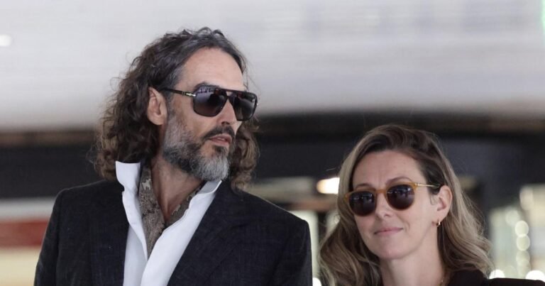 تین ریپ مقدمات کا سامنا کرنے والے برطانوی اداکار کے ساتھ کھڑی خاتون کون ہیں؟