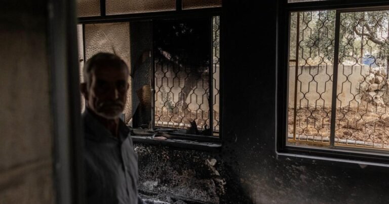 اسرائیلی آباد کاروں نے مقبوضہ مغربی کنارے میں مسجد جلا دی