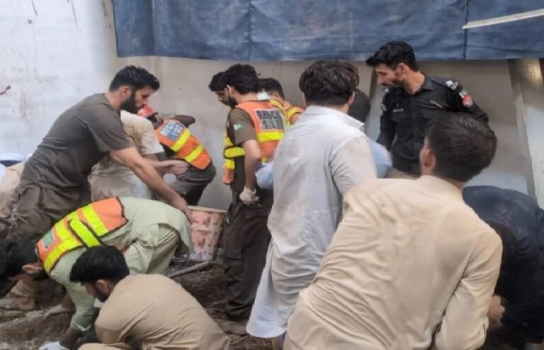 پشاور میں نجی اسکول کی چھت گرگئی، 34 بچے اور ایک ٹیچر جاں بحق