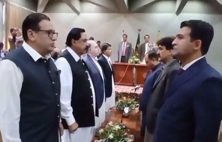 آزاد کشمیر میں حکومت سازی کا اہم مرحلہ مکمل، نئی کابینہ نے حلف اٹھا لیا