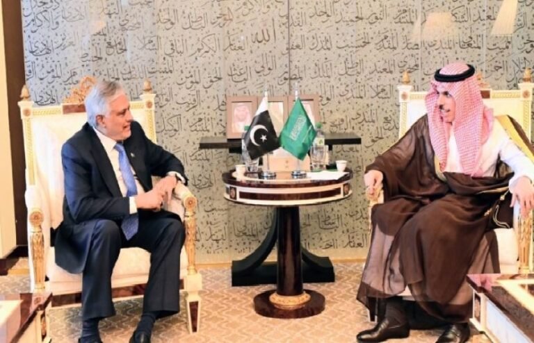 پاکستان اور سعودی عرب نے سفارتی اور سرکاری خصوصی پاسپورٹ رکھنے والوں کے لیے ویزے کی شرائط کے خاتمے کے معاہدے پر دستخط