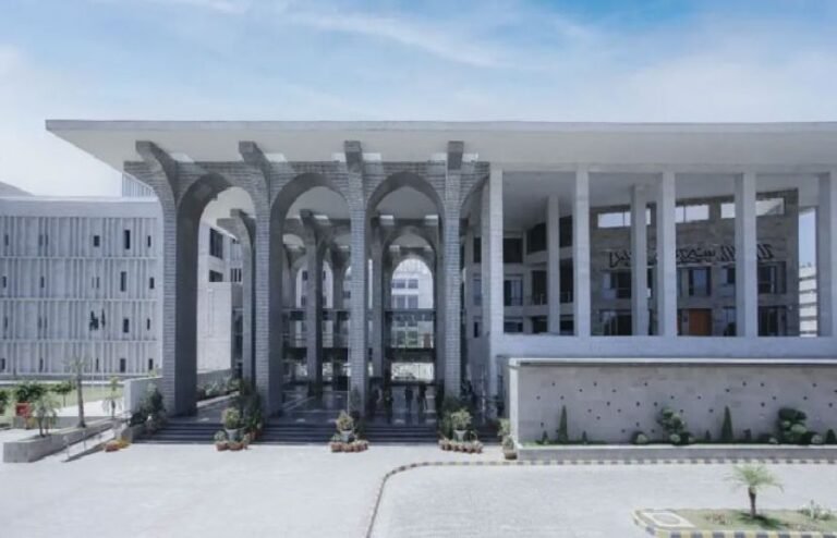 کسی سیاسی جماعت کے پاس سڑکیں بند کرنے کا اختیار نہیں، عدالت نے پی ٹی آئی کے 27 ستمبر احتجاج سے متعلق درخواست نمٹادی