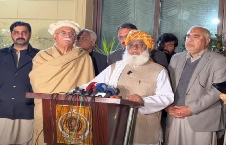حکومت نے مذاکرات کی گنجائش نہیں چھوڑی، جب مذاکرات ہوں تو سیاسی لب ولہجے میں ہونے چاہیے: مولانا فضل الرحمان