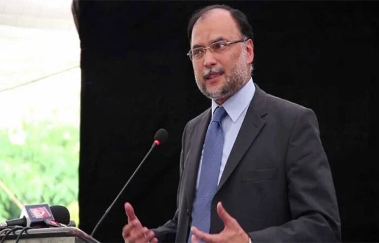 معرکہ حق میں دشمن کے 11 جہاز گرائے: احسن اقبال