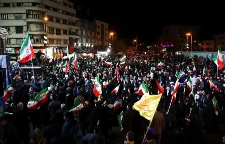 جنگ بندی کے اعلان کے بعد ایرانی عوام میں جشن، فتح کے نعرے