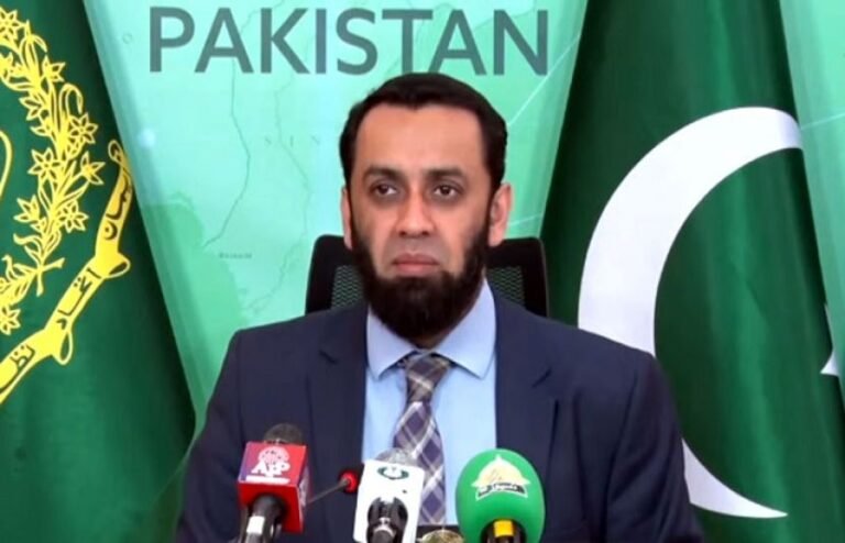 پاک فوج کی افغانستان میں 10 مقامات پر فضائی اور ڈرون حملے، دہشتگردوں کا انفرااسٹرکچر تباہ کیا: وفاقی وزیر اطلاعات