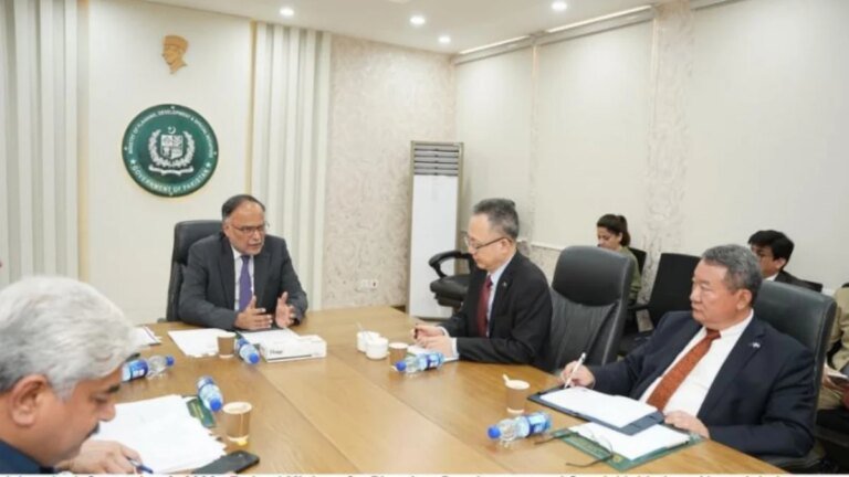 Pakistan says exports only way out of an existential crisis, seeks ADB expertise