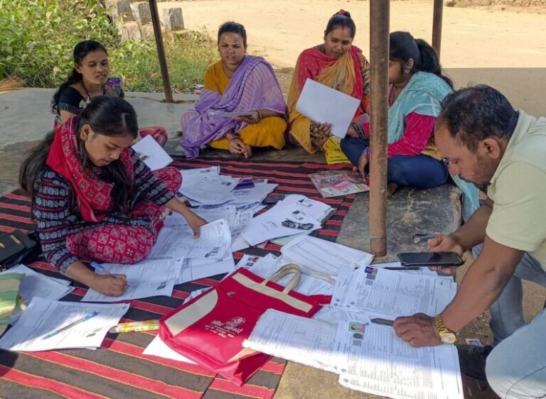 ایس آئی آر: یوپی، راجستھان میں تین دن میں تین بی ایل او کی موت، الیکشن کمیشن نے جاری کیے تحریک دینے والے ویڈیو 27 BLO PTI11 25 2025 000411B scaled 1 e1764586190203