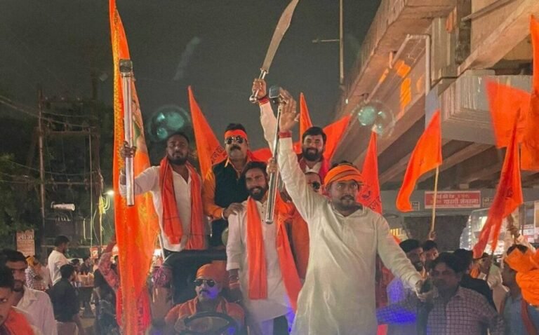 کرسمس کی سجاوٹ میں توڑ پھوڑ کرنے والے بجرنگ دل کے ارکان کو ضمانت، ہار پہنا کر استقبال کیا گیا