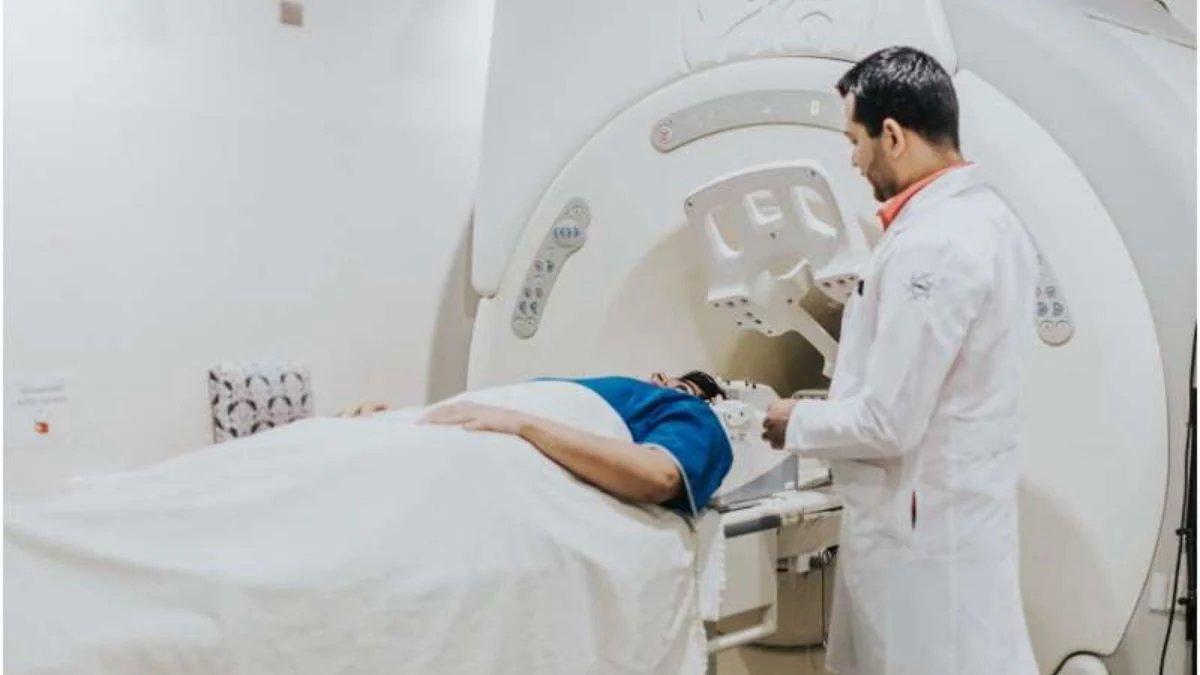 Deaf people develop sharper peripheral vision through brain rewiring study reveals