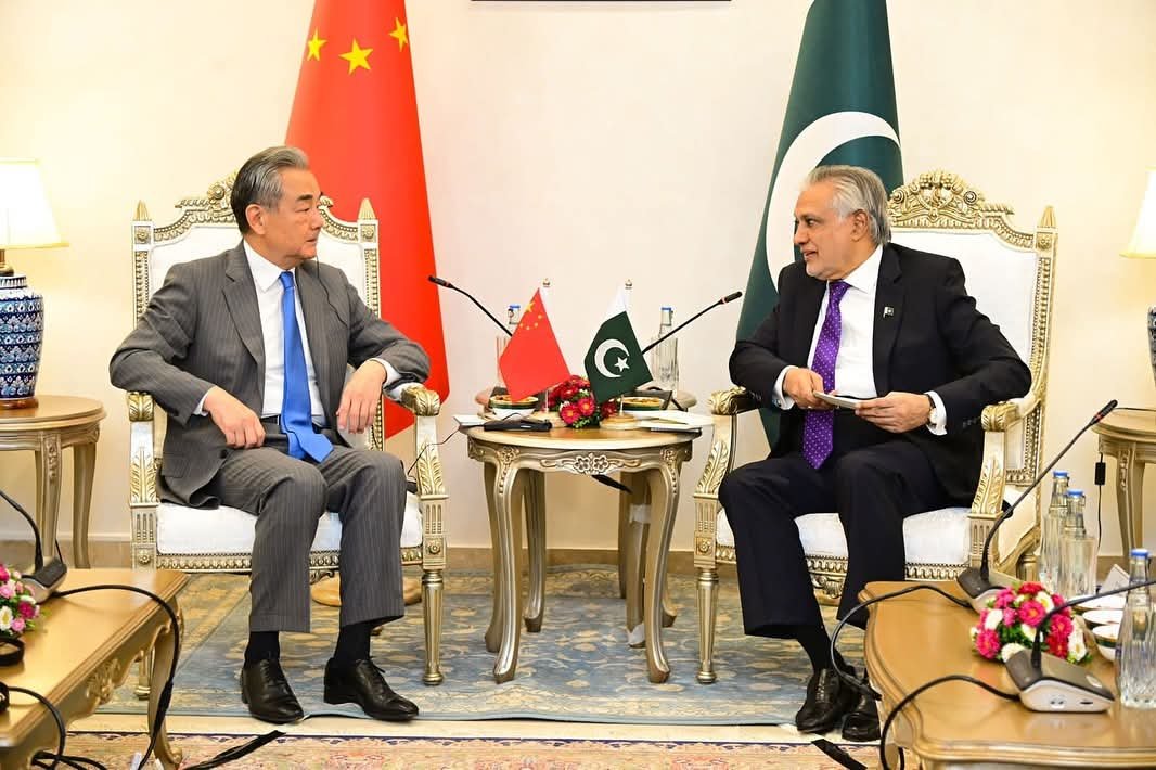 ڈپٹی وزیراعظم و وزیرِ خارجہ سینیٹر محمد اسحاق ڈار اور چین کے وزیرِ خارجہ وانگ یی نے آج اسلام آباد میں پاکستان۔چین وزرائے خارجہ اسٹریٹجک ڈائیلاگ کے چھٹے دور کی مشترکہ صدارت 1 FB IMG 1755767546439
