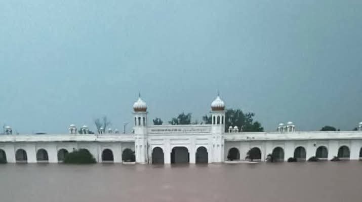 <br>کرتارپور: سیلابی پانی گردوارہ دربار صاحب میں داخل، نکاسی کے ہنگامی اقدامات 1 FB IMG 1756278465429