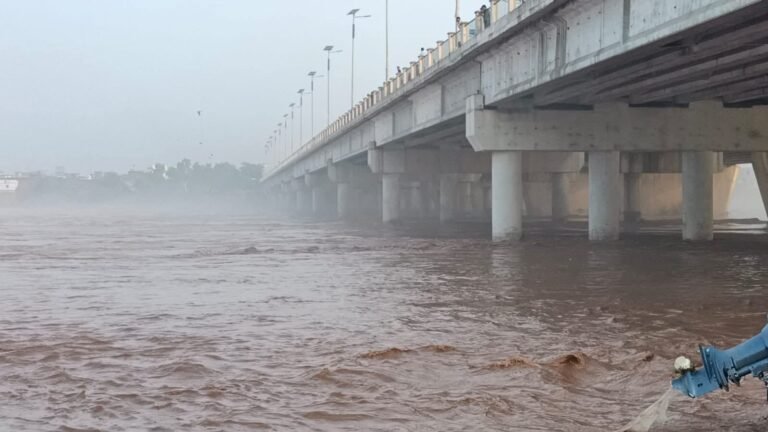 لاہور: دریائے راوی میں پانی کی سطح بلند، نشیبی علاقے زیرِ آب آنے کا خدشہ