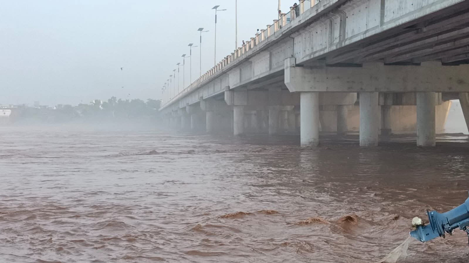 <br>لاہور: دریائے راوی میں پانی کی سطح بلند، نشیبی علاقے زیرِ آب آنے کا خدشہ 1 FB IMG 1756371516681