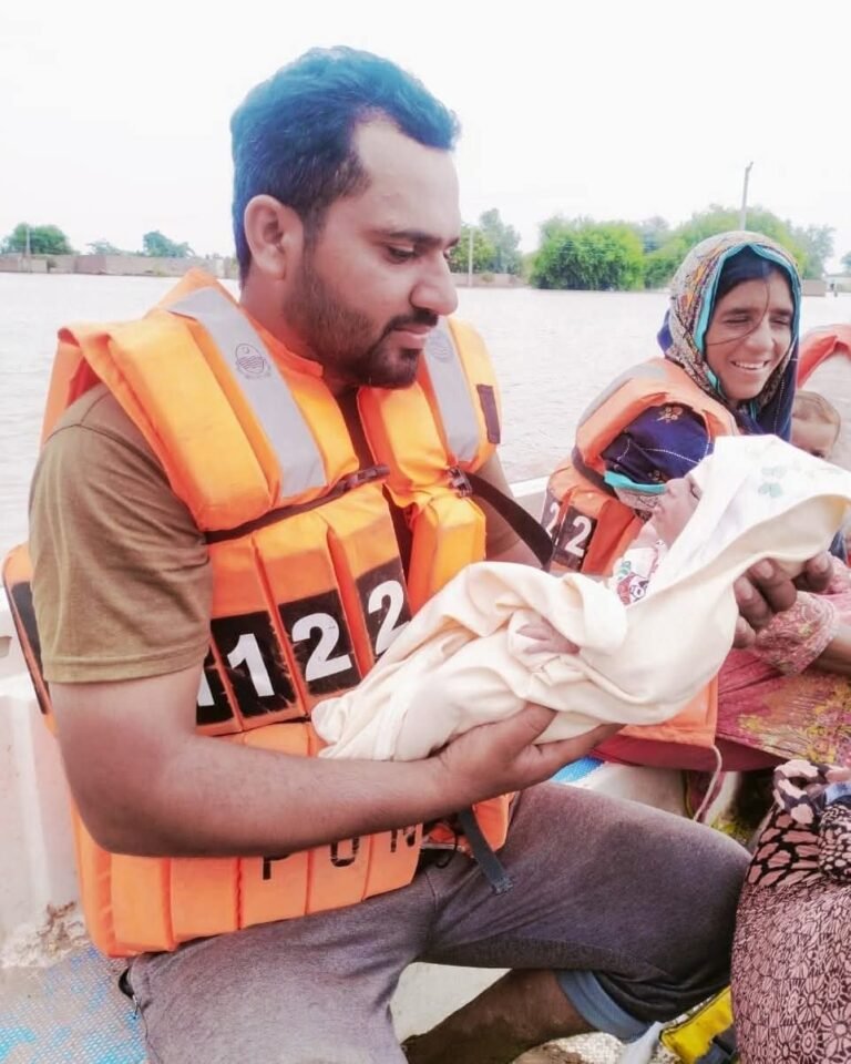 فلڈ ٹوبہ ٹیک سنگھ: ریسکیو 1122 کے ہیروز نے نومولود کی جان بچالی