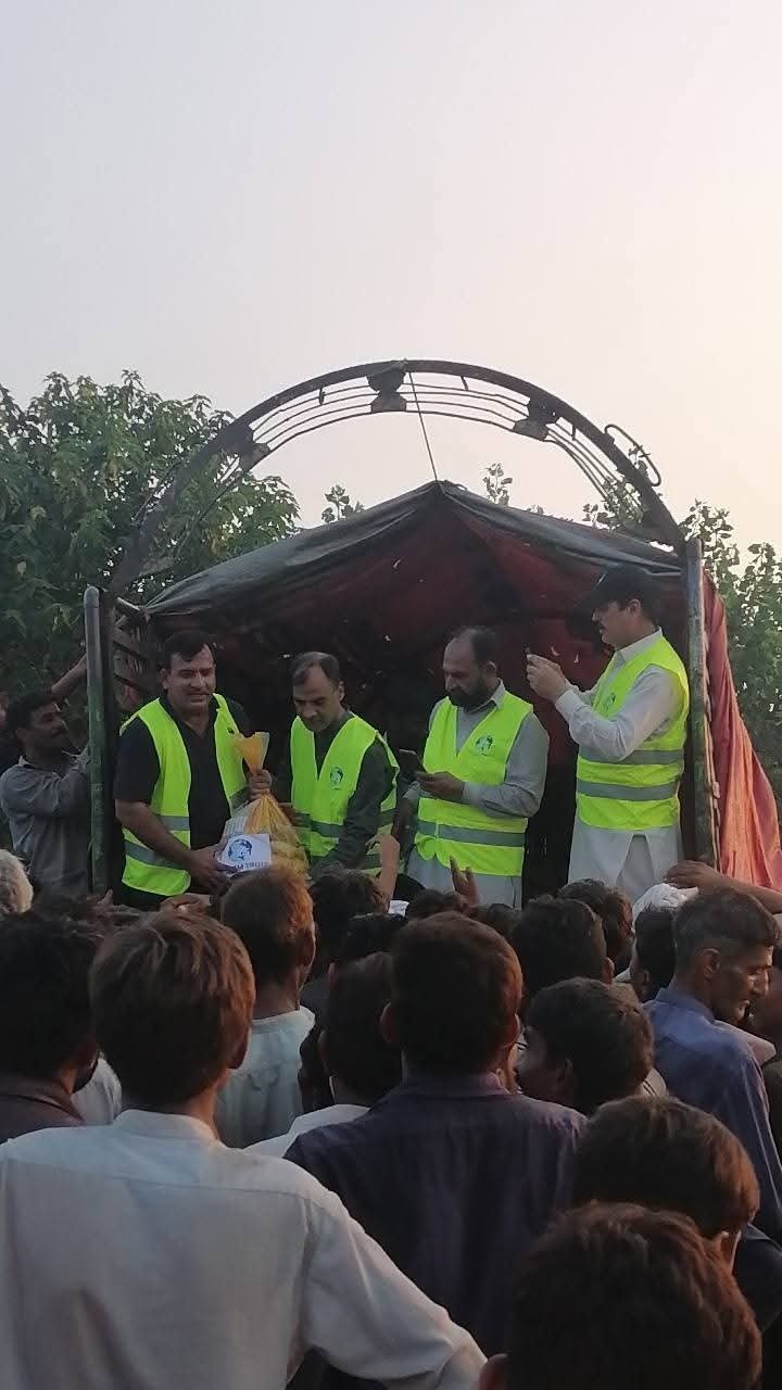 وزیر آباد:العزم ٹرسٹ کے اہتمام  لویری والا گاؤں میں سیلاب متاثرین میں راشن کی تقسیم