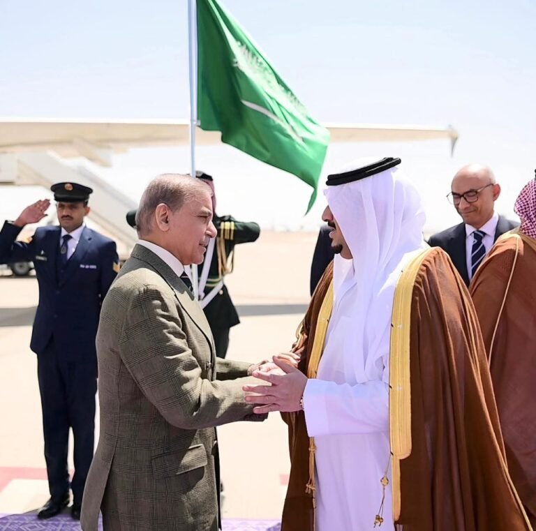 وزیراعظم شہباز شریف کا سرکاری دورۂ سعودی عرب، ریاض پہنچنے پر پرتپاک استقبال
