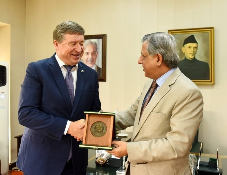 یورپی یونین کے سفیر کی وفاقی وزیر قانون و انسانی حقوق اعظم نذیر تارڑ سے ملاقات