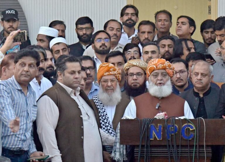 نیشنل پریس کلب پر پولیس حملہ، مولانا فضل الرحمن کا صحافیوں سے اظہارِ یکجہتی