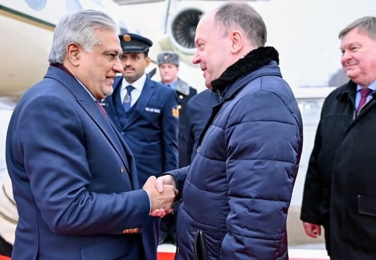 ڈپٹی وزیراعظم و وزیر خارجہ اسحاق ڈار ماسکو پہنچ گئے